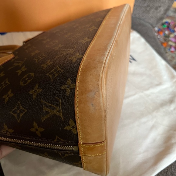 Louis Vuitton Alma in Monogram - Picture 11 of 13